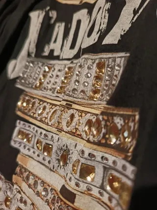 Camiseta negra con pedrería y J'adore