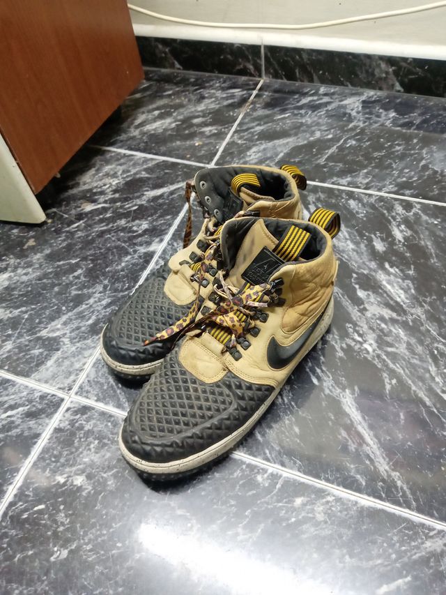 Zapatillas Nike Beige y Negras