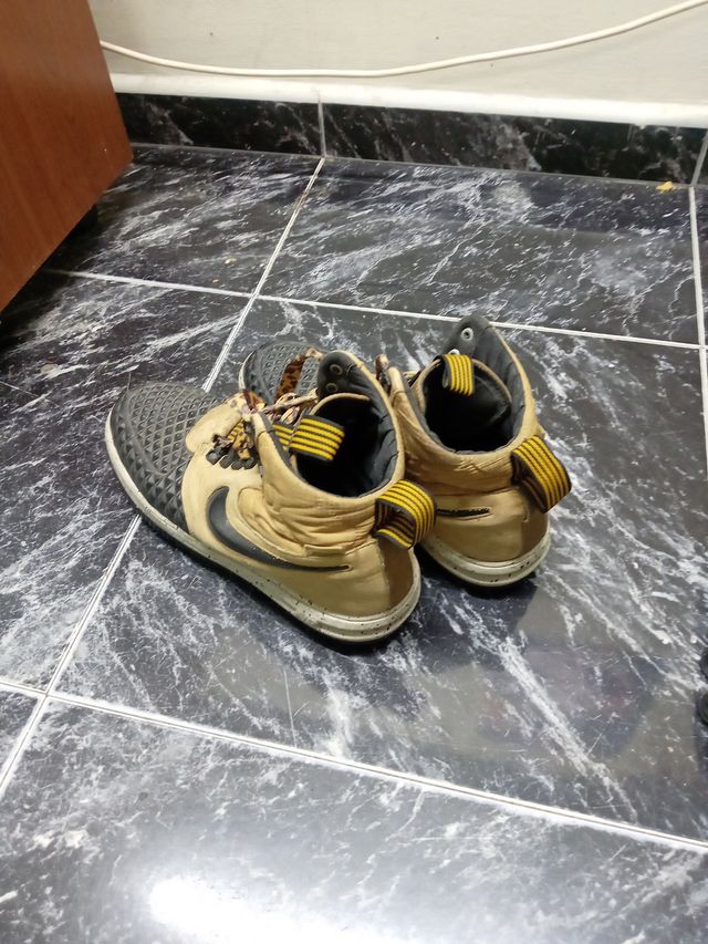 Zapatillas Nike Beige y Negras