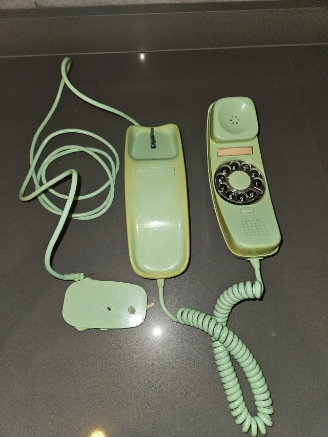Teléfono antiguo verde