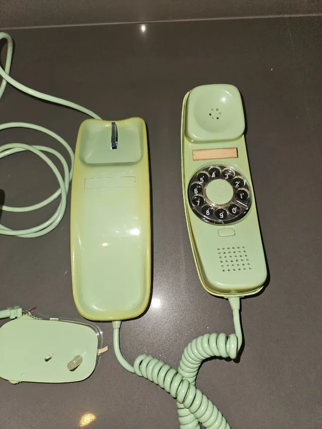 Teléfono antiguo verde