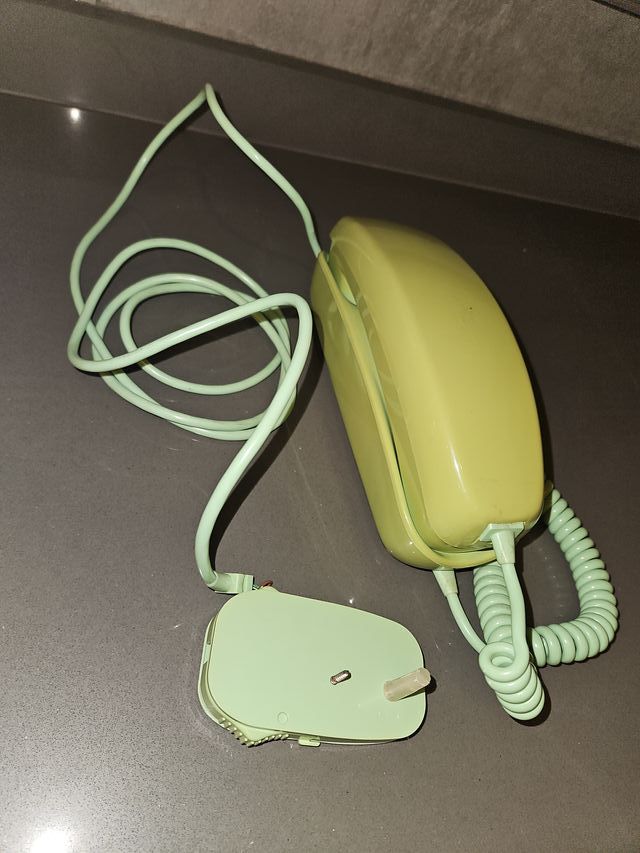 Teléfono antiguo verde