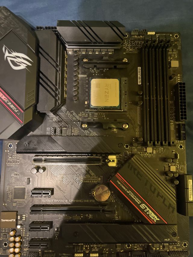 COMBO ROG STRIX B550-F GAMING WIFI + Ryzen 7 3800x