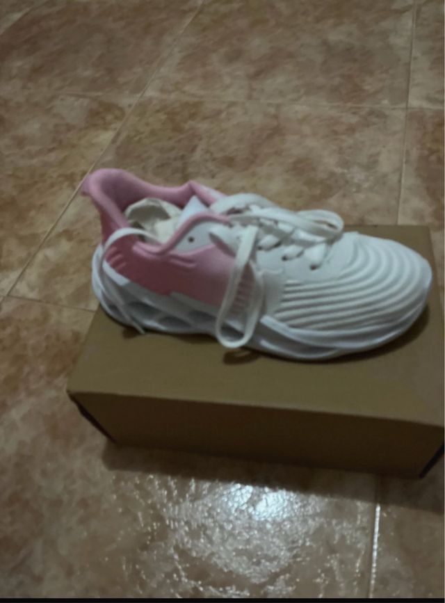 Deportivas blancas y rosas