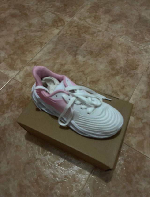 Deportivas blancas y rosas