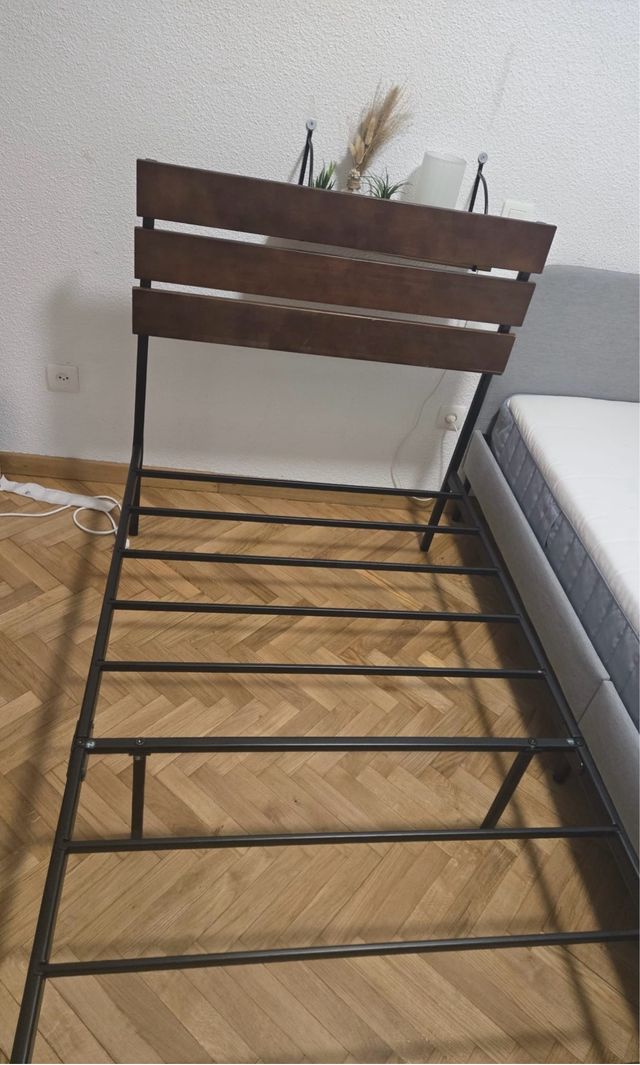 vendo cama solo tiene un pequeño rose