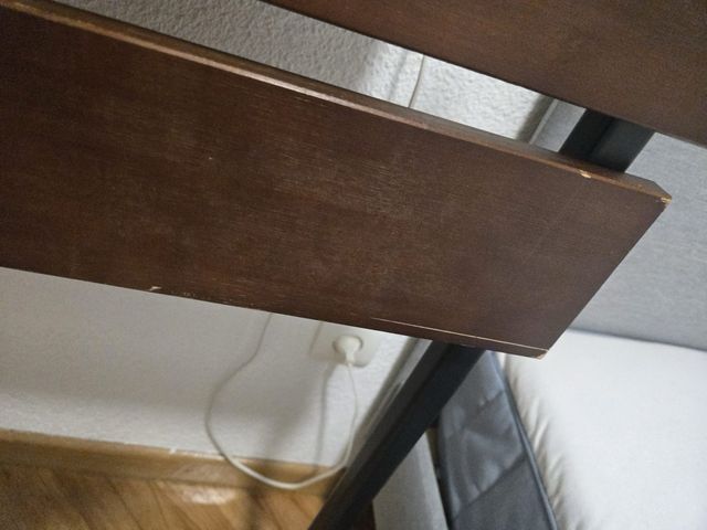 vendo cama solo tiene un pequeño rose