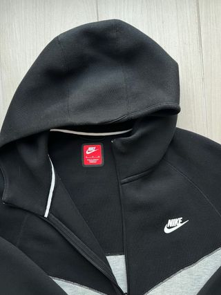 Chaqueta Nike Tech Fleece Negra y Gris.