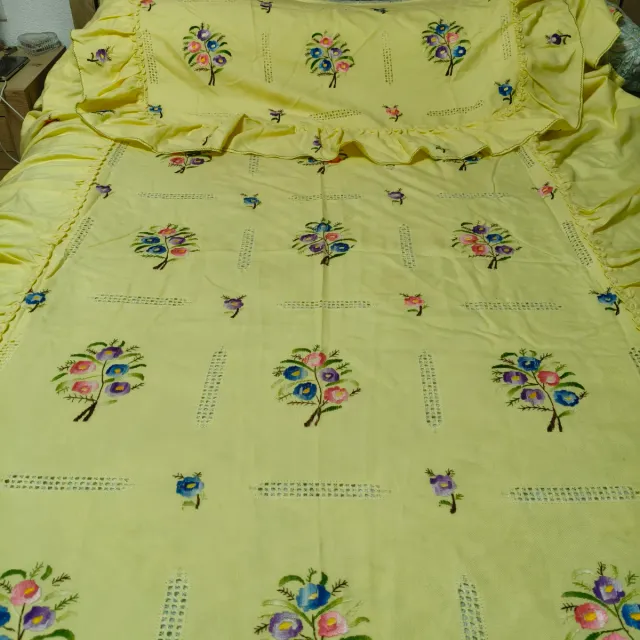 Colcha antigua bordada Lagartera