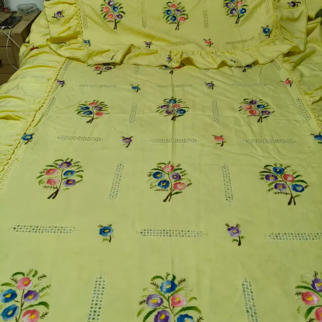 Colcha antigua bordada Lagartera