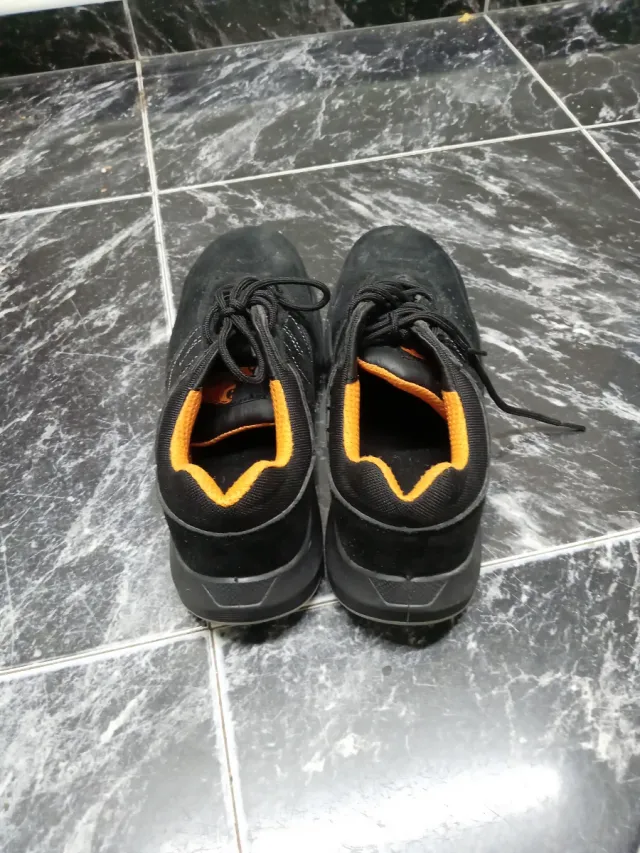 Zapatos de seguridad U-Power negros y naranjas