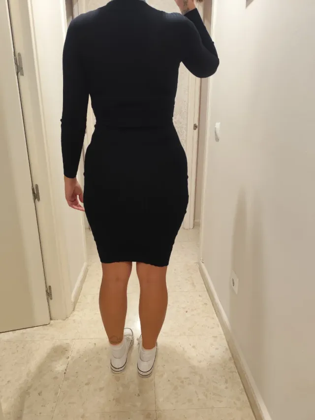 Vestido negro ajustado con cinturón
