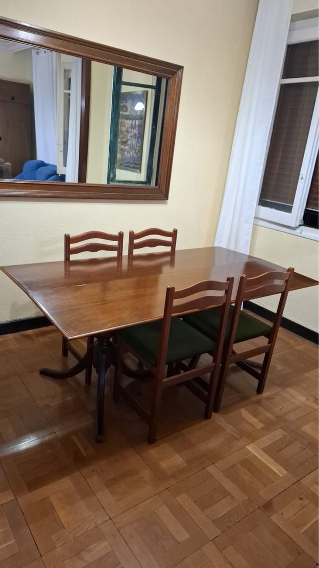 Mesa de comedor de madera SE VENDE SIN SILLAS
