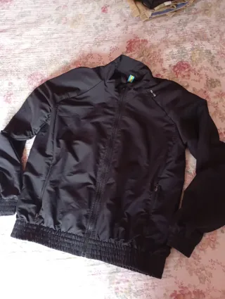 Cazadora negra con cremallera