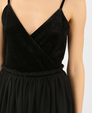 Vestido negro de rejilla y terciopelo