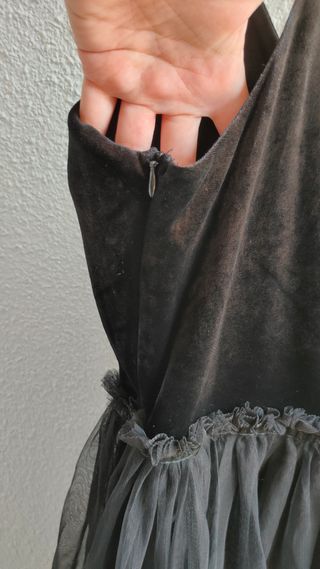 Vestido negro de rejilla y terciopelo