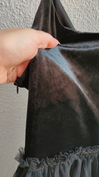 Vestido negro de rejilla y terciopelo