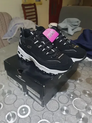 Zapatillas Skechers Negras y Blancas