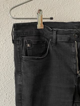 Pantalón vaquero pitillo negro