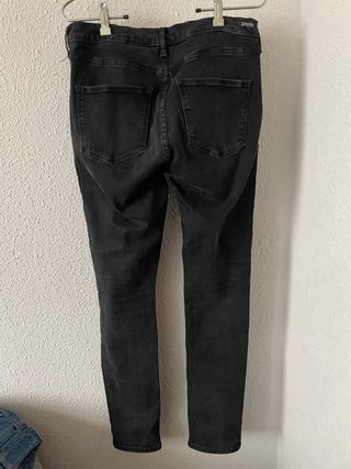 Pantalón vaquero pitillo negro