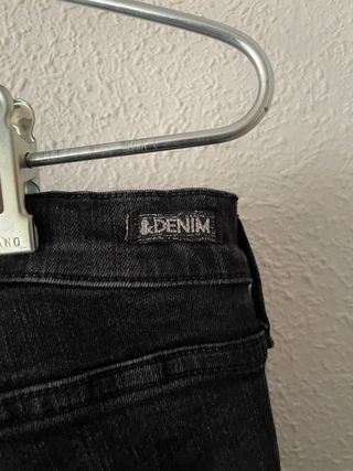 Pantalón vaquero pitillo negro