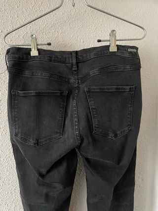 Pantalón vaquero pitillo negro
