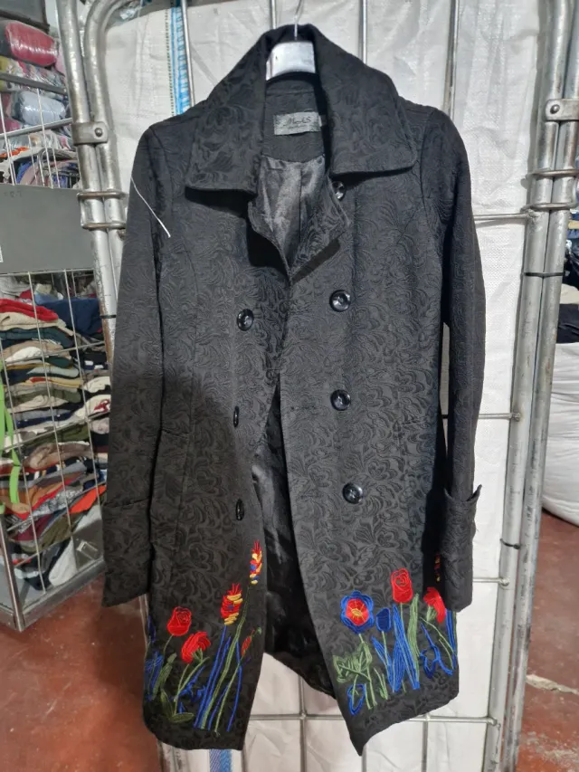 Abrigo MAS FASHION negro bordado flores