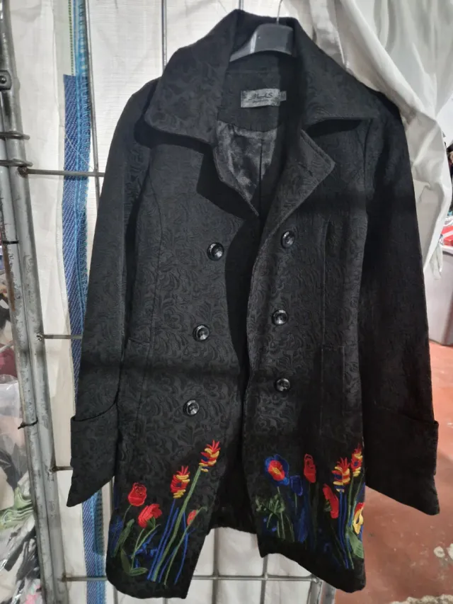Abrigo MAS FASHION negro bordado flores