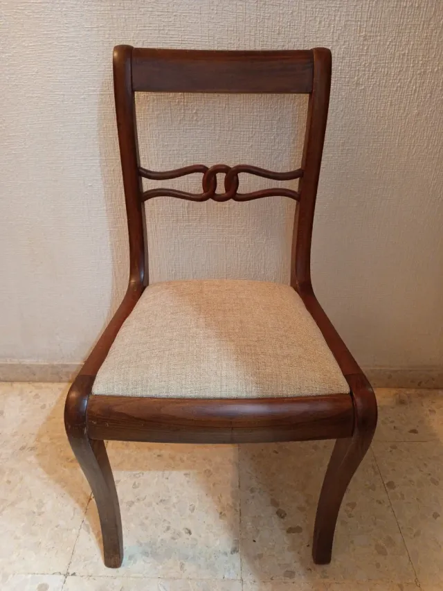Sillas de madera recién tapizadas
