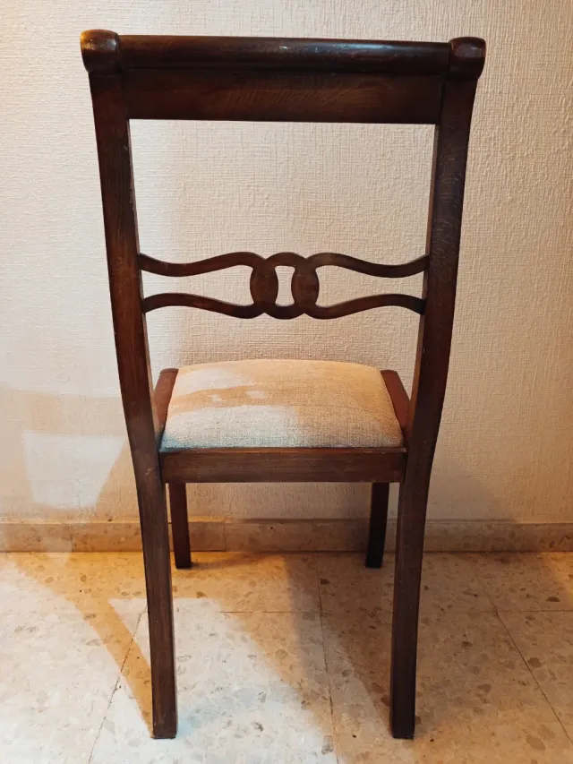 Sillas de madera recién tapizadas