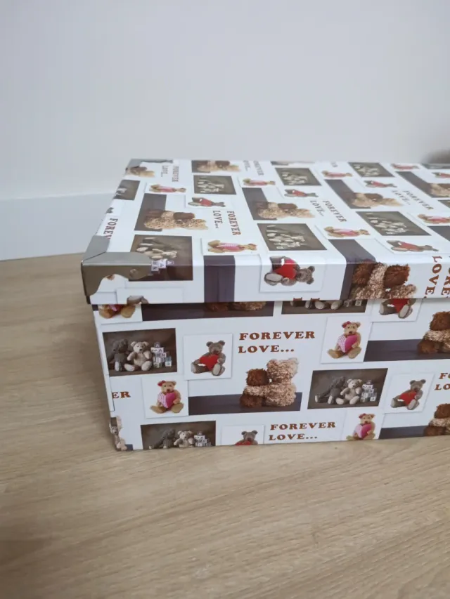 Caixa de papelão com ursinhos