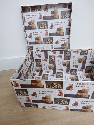 Scatola di cartone con orsetti