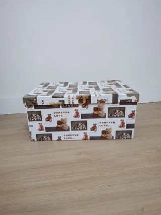 Scatola di cartone con orsetti