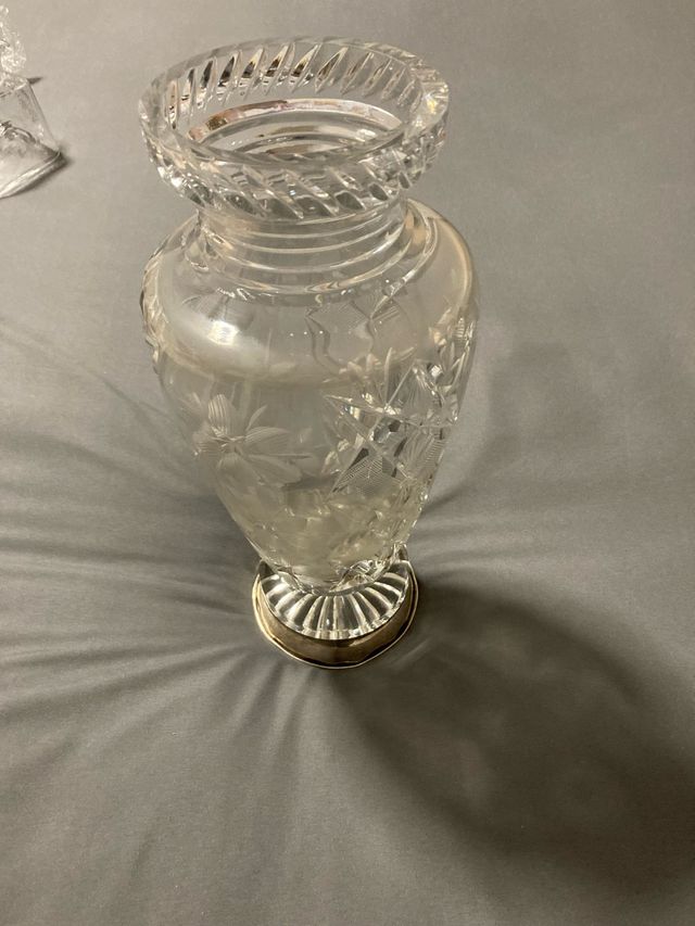 Jarrón de cristal tallado a mano con base de plata