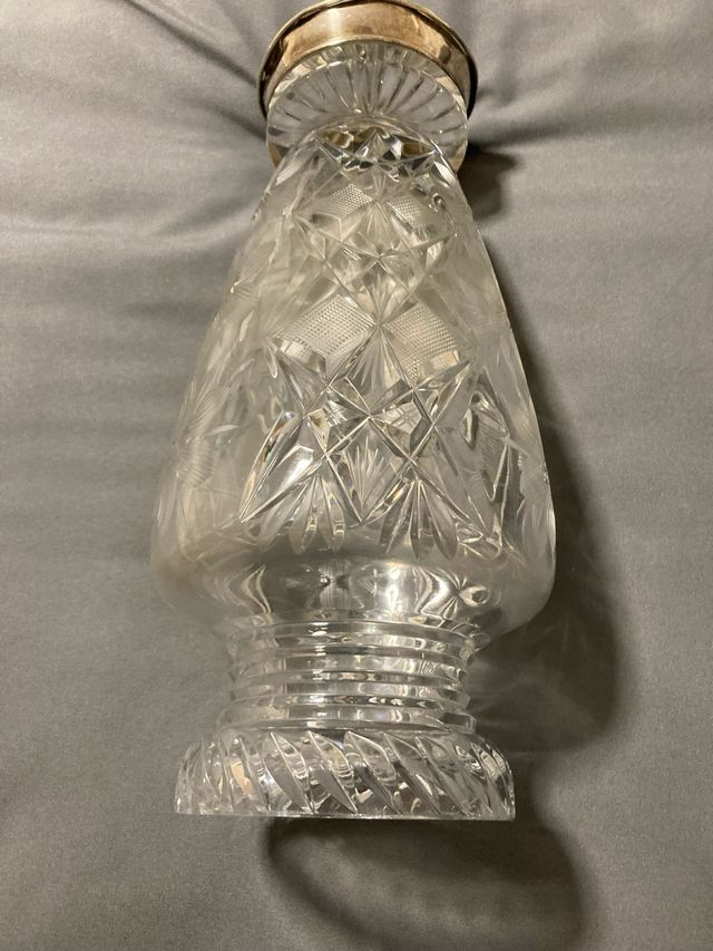 Jarrón de cristal tallado a mano con base de plata