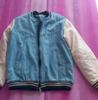 Giubbotto ragazza jeans e maniche bianche