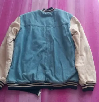 Giubbotto ragazza jeans e maniche bianche