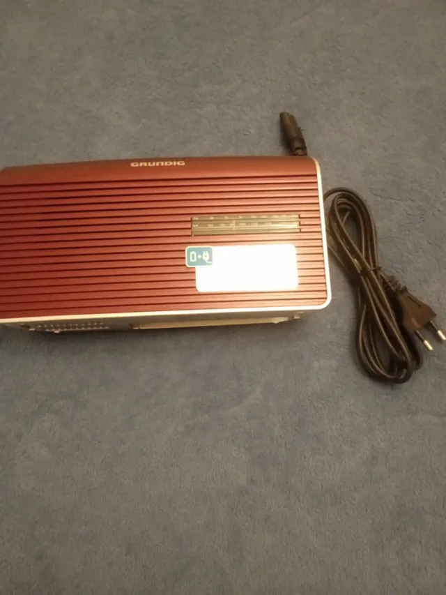 Radio Grundig Roja y Plateada