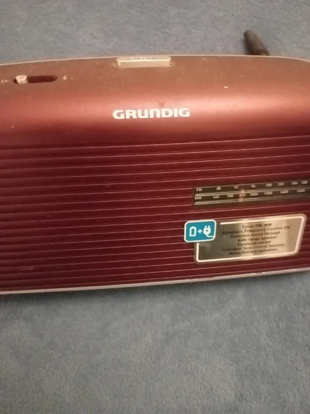 Radio Grundig Roja y Plateada