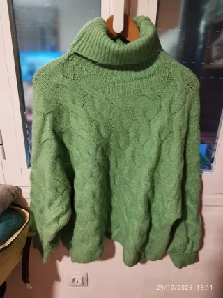 Jersey verde cuello alto trenzado