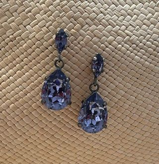 Pendientes con piedras moradas