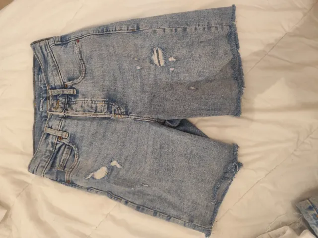 Bermudas vaqueras desgastadas