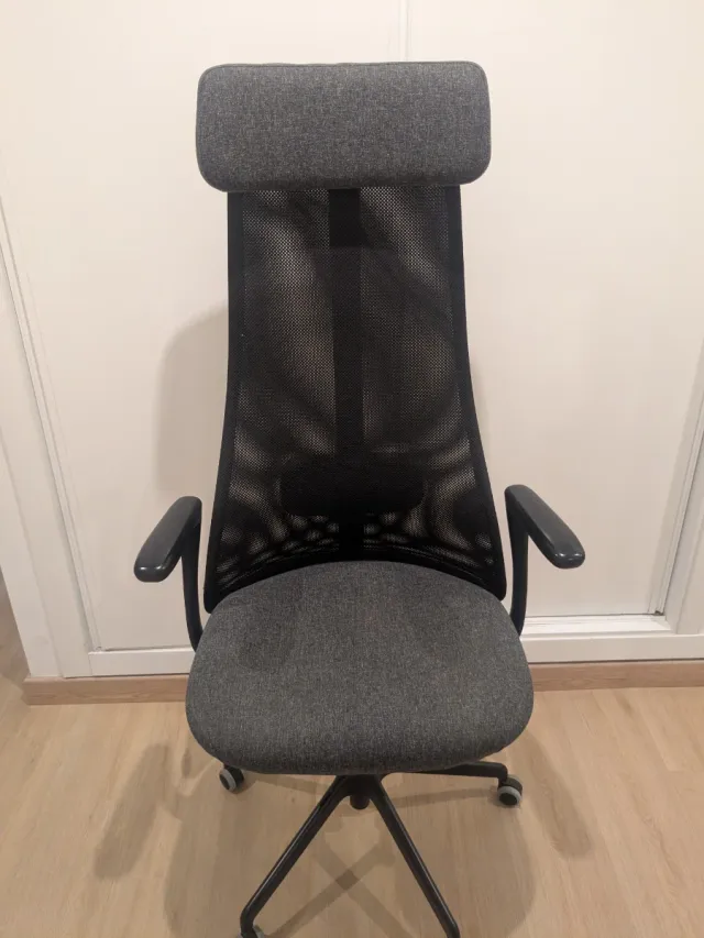 Silla de oficina ergonómica gris