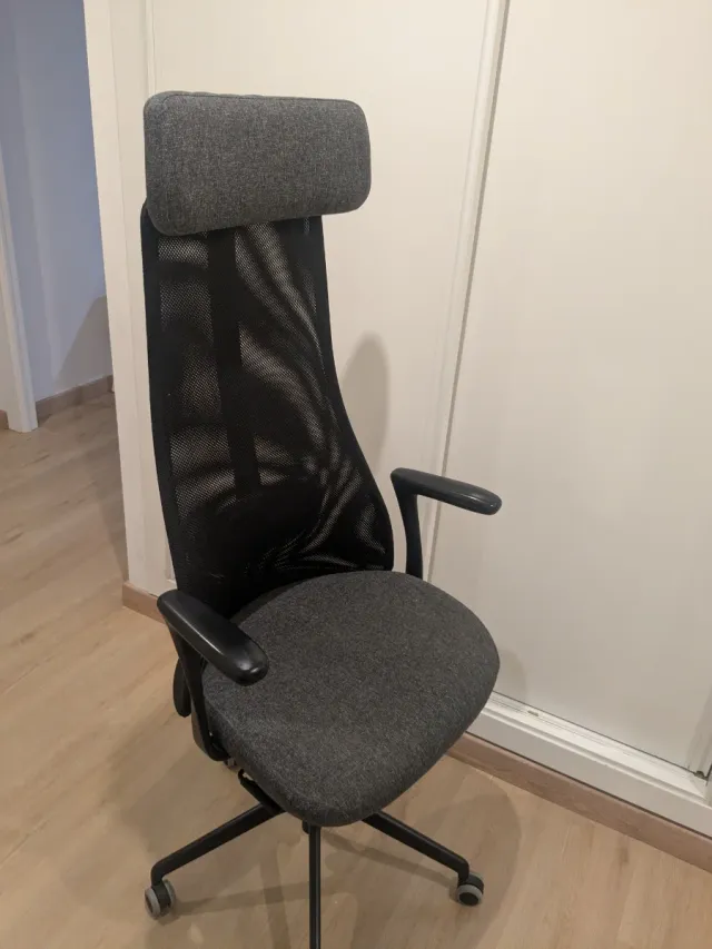 Silla de oficina ergonómica gris