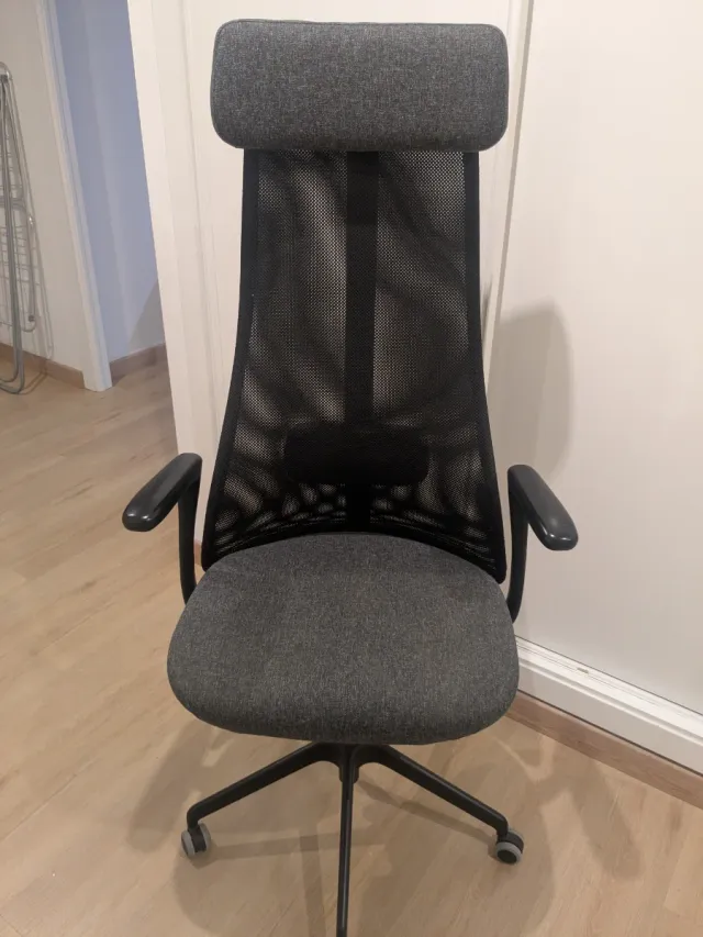 Silla de oficina ergonómica gris