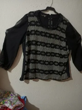 Blusa negra con encaje