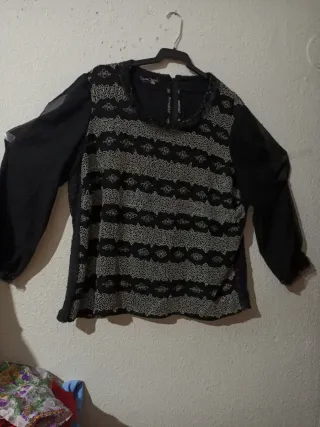 Blusa negra con encaje