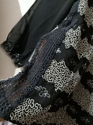 Blusa negra con encaje