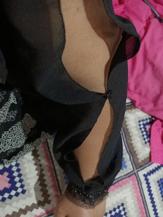 Blusa negra con encaje