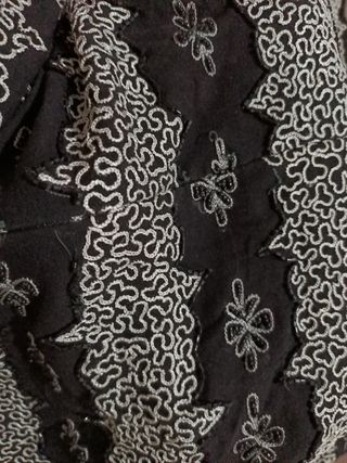 Blusa negra con encaje